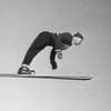 Bilde av Birger Ruud i Holmenkollen i 1947. På den tiden hoppet man i bukser og genser, på frem&shy;over&shy;rettede treski.