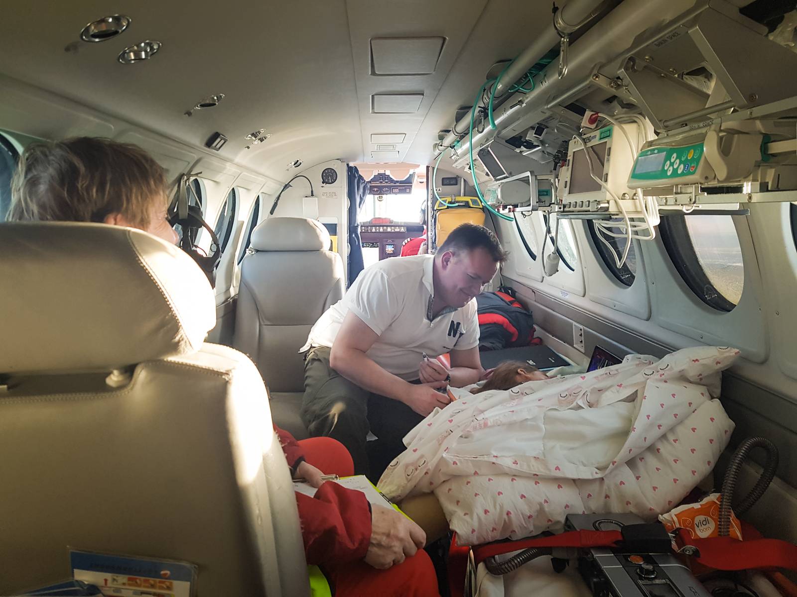     Frida Marie og pappa Morten om bord på ambulansefly