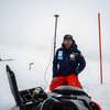 Matthias Gilgien foran kofferter fulle av GPS-utstyr. Han sitter midt i alpinbakken.