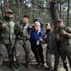 Karina Wathne poserer smilende sammen med militærvaktene